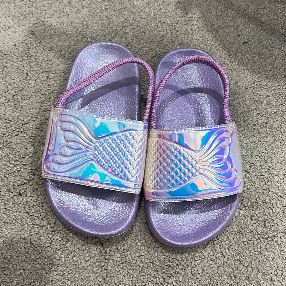 New 7/8 kids sandals